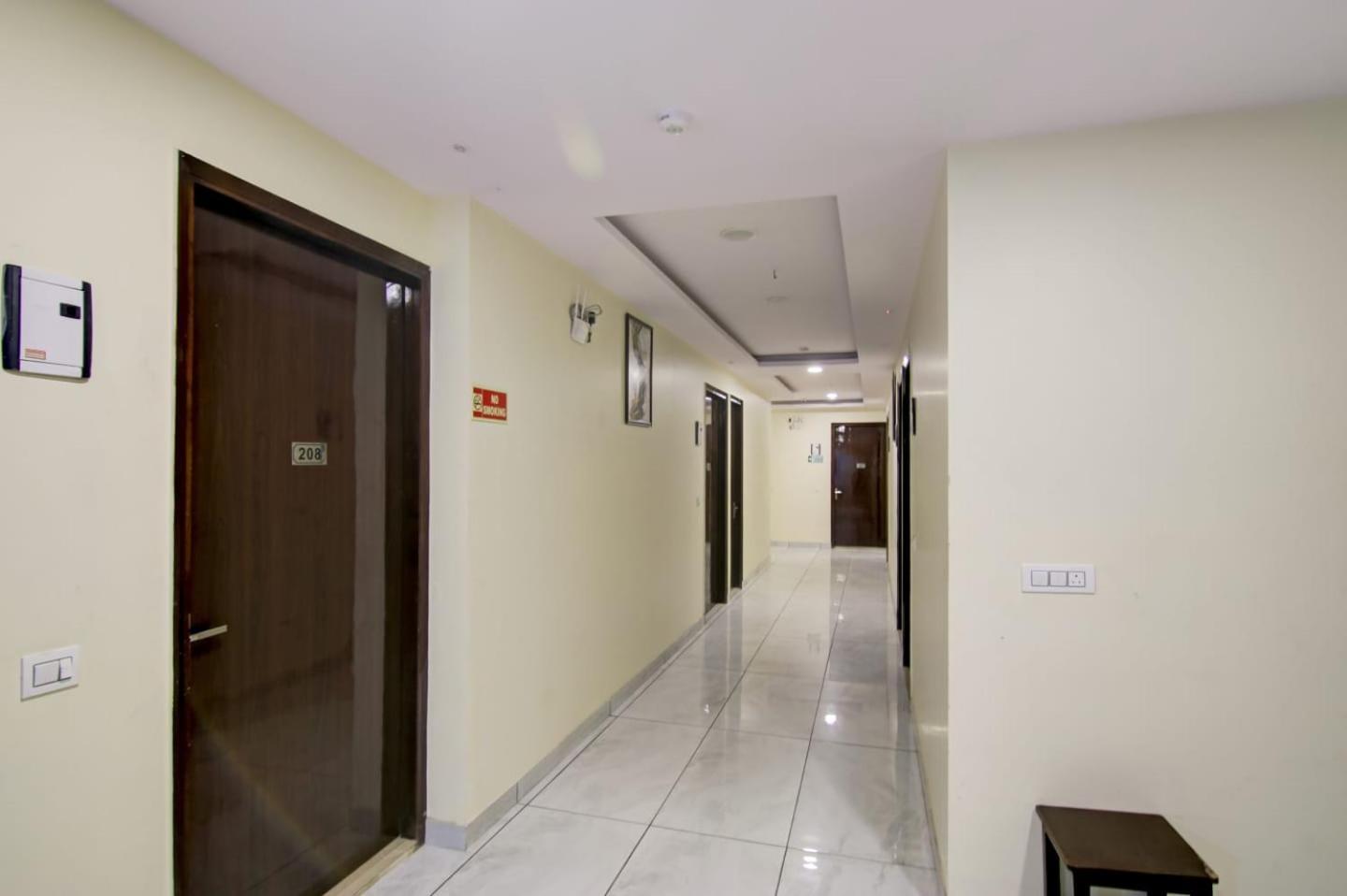 Hotel De Hocks Deluxe - New Delhi Railway Station Екстериор снимка